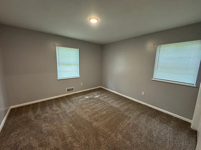 906 Locust Dr — Photo 13