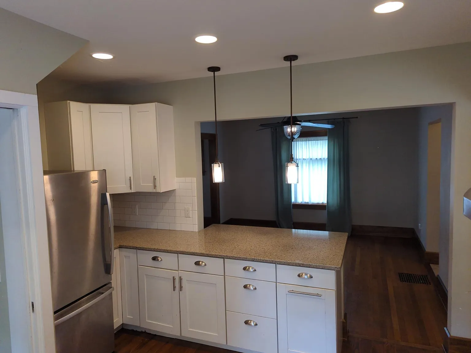4 bed, 2.5 bath, 2600 sqft, $1,900 — Photo 4