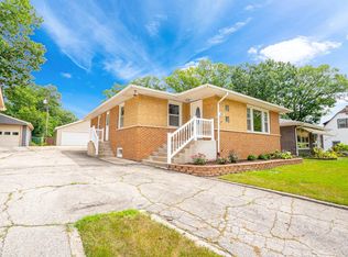 610 Maple Ave, Willow Springs, IL 60480