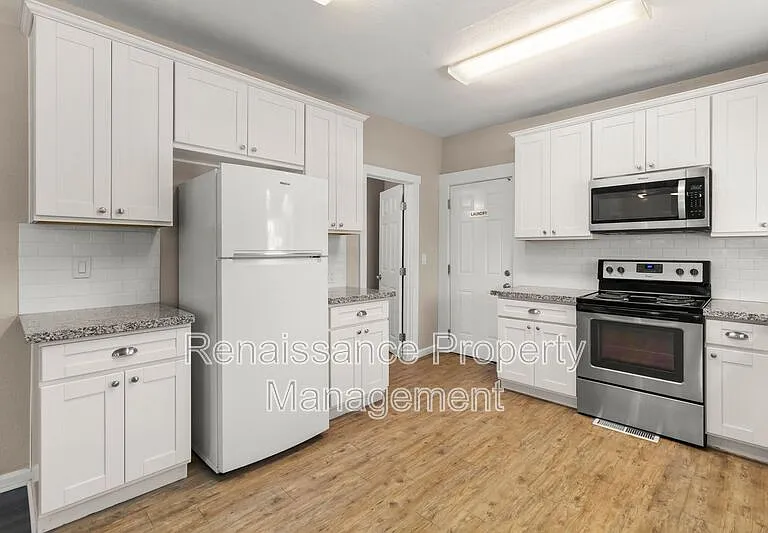 400 E Ellis St — Photo 15