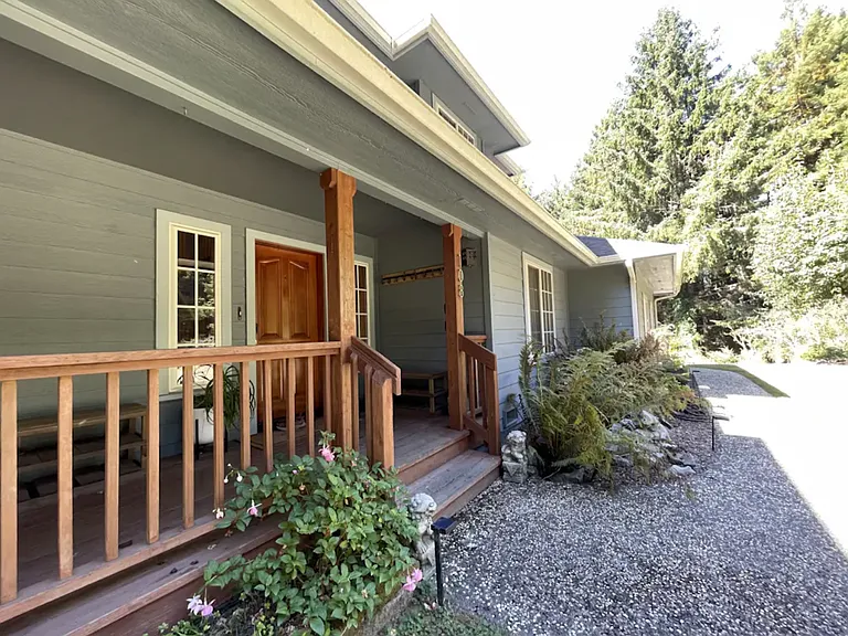 108 Hammer Ln — Photo 4
