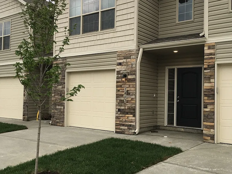 1402 NE Mary Ct — Photo 2