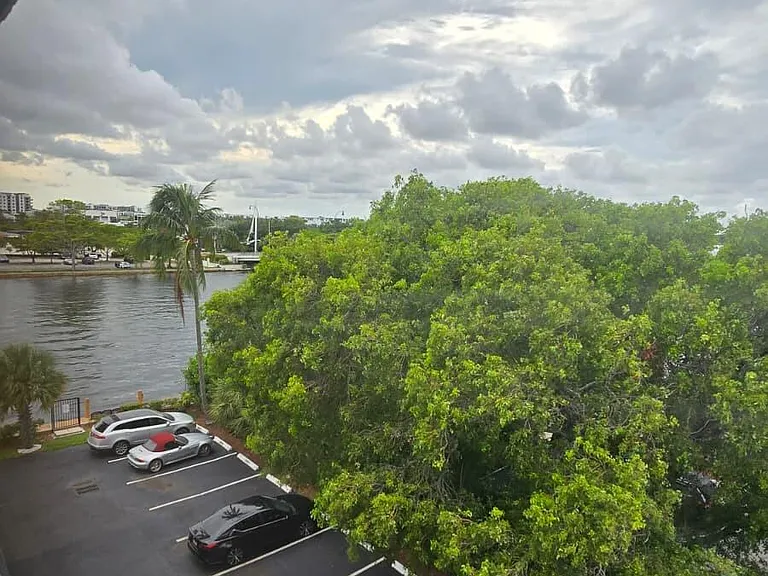 105 S Riverside Dr #402 — Photo 32