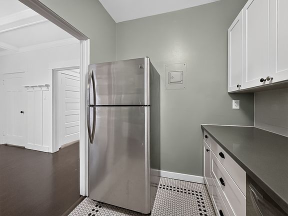 4th image of 308 Bell St APT 24