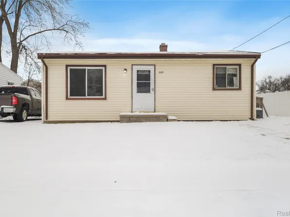1335 Connell St, Burton, MI 48529