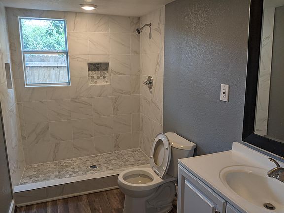 4th image of 2028 W Roberts St E
