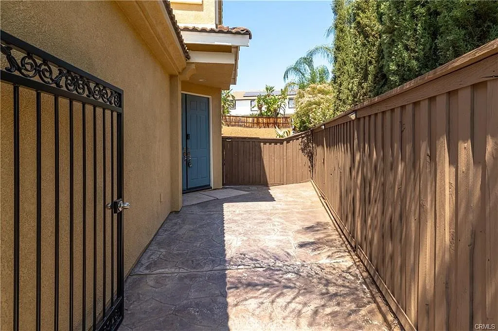 5 bed, 3721 sqft, $3,895 — Photo 2