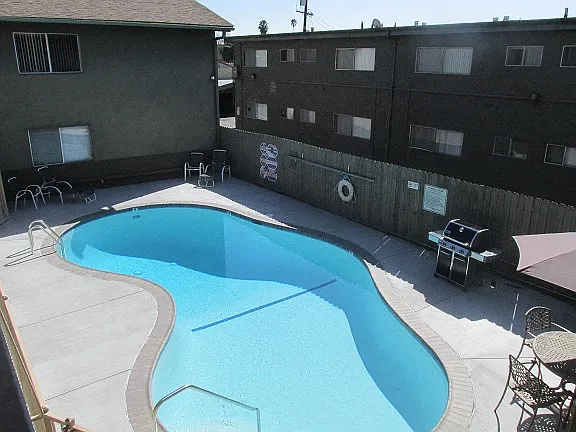 Sierra Madre Apartments — Photo 11