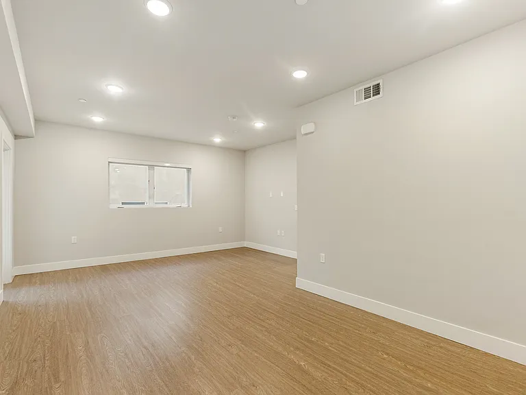 837 Harvard — Photo 59