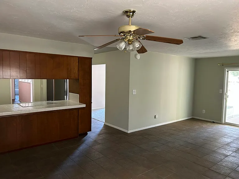 120 W Magnolia Ave — Photo 9
