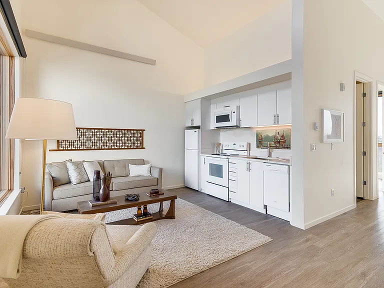 Top Floor 1 bed / 1 bath with vaulted ceilings