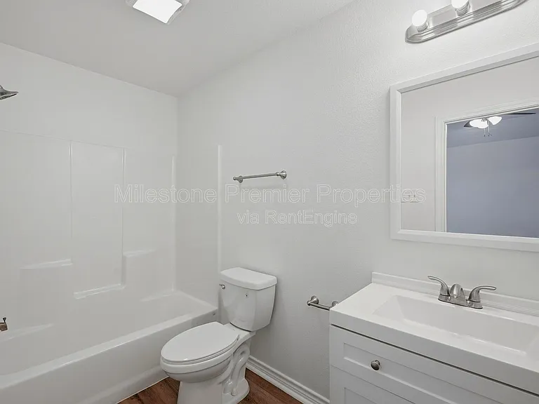 422 E Elm St — Photo 14