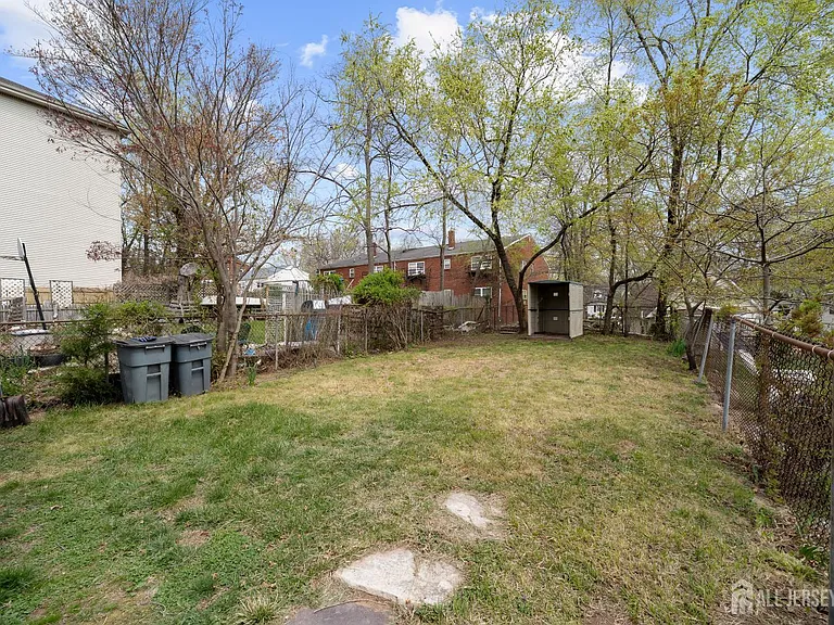 255 6th Ave — Photo 25