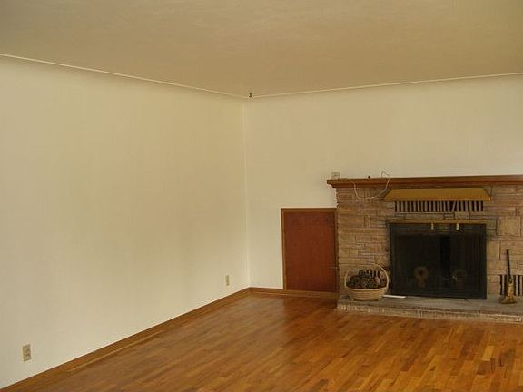 LR/coved ceilings/fireplace