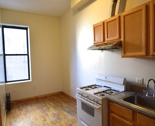 3rd image of 133 E 110th St APT 2