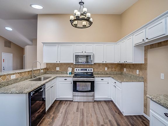 4th image of 515 N Saint Claire