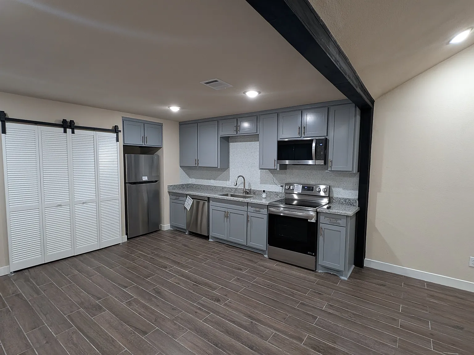 3 bed, 1200 sqft, $1,895 — Photo 3