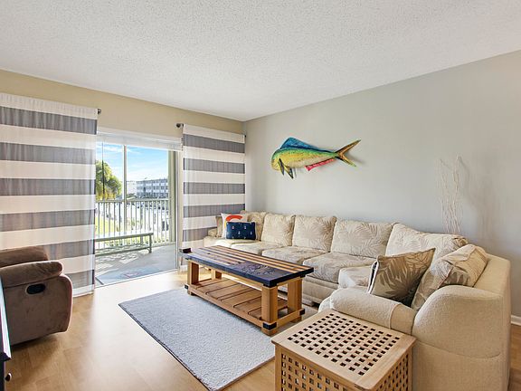 3rd image of 236 Castlewood Dr APT 204