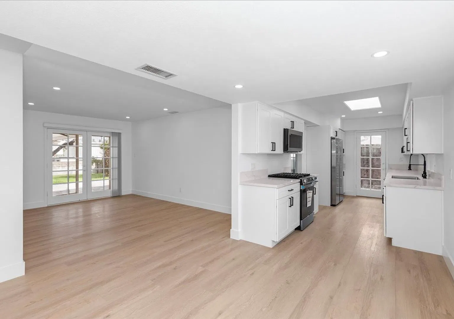 Modern 4 Bed / 2 Bath Near SDSU with Private Balcony and In-Unit Laundry — Photo 1