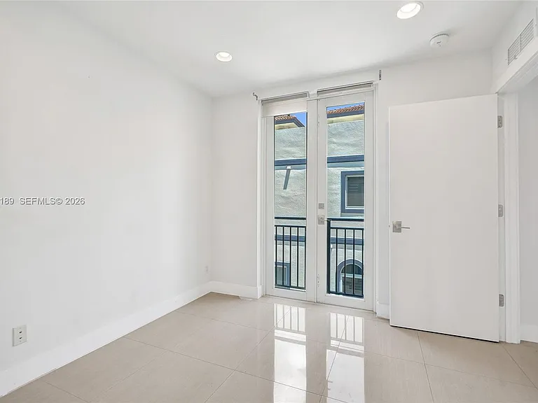 820 NE 7th St #G — Photo 38