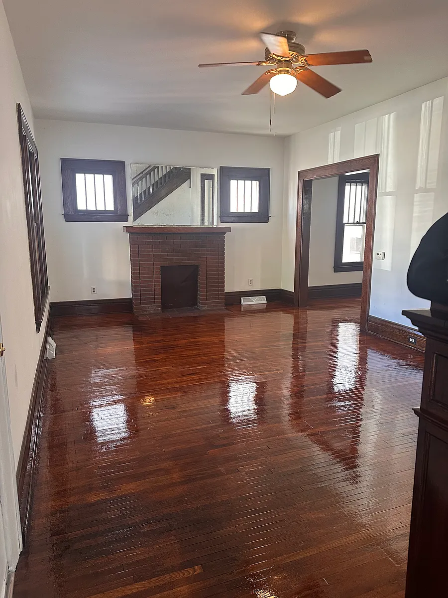 Building Photo - 325 27th St