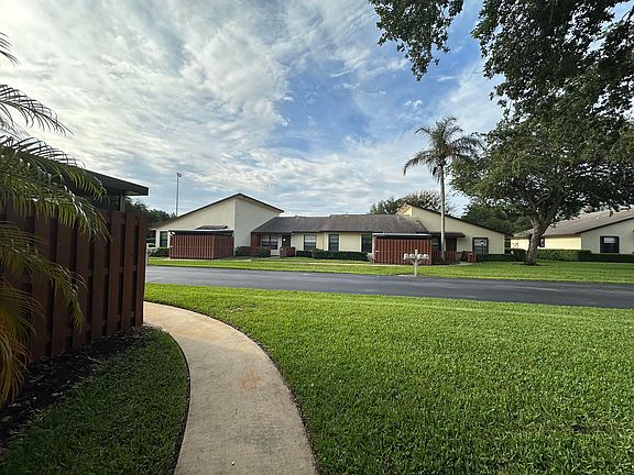 3rd image of 8075 SE Villa Cir