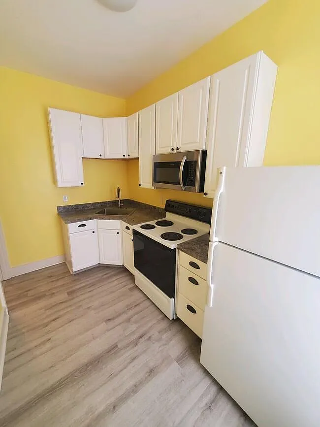 364 N York St — Photo 1