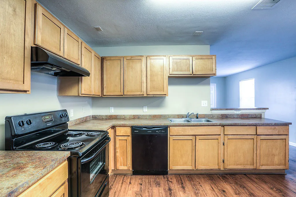 Beautiful Pine Landing Townhomes — Photo 4
