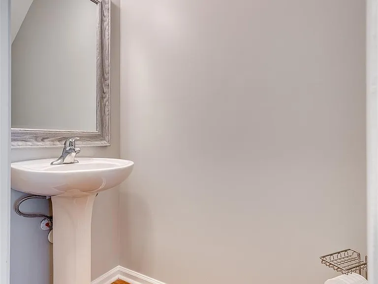618 Bayou Cir — Photo 15