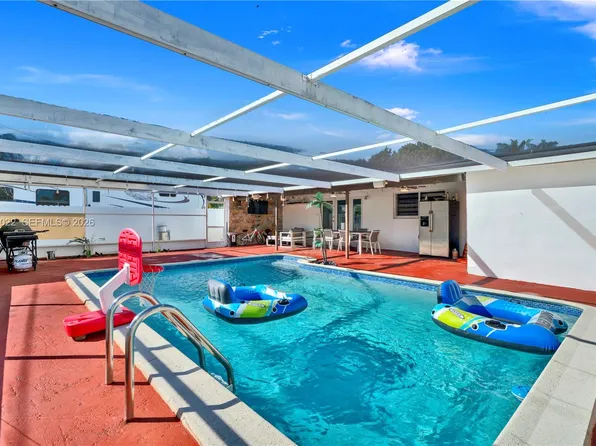 10100 Nicaragua Dr, Cutler Bay, FL 33189