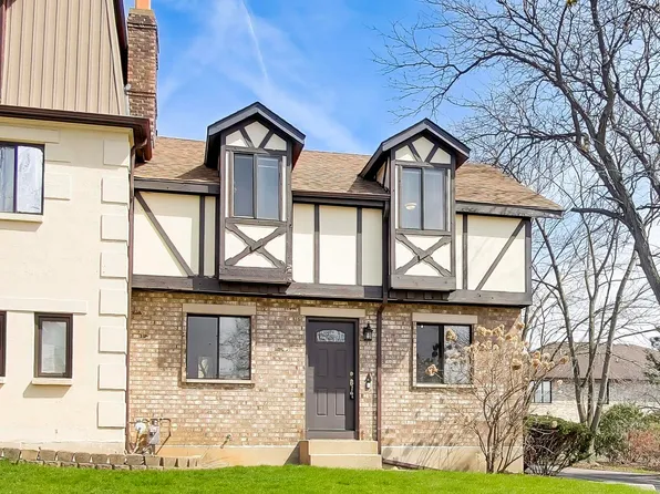 828 Village Quarter Rd APT A, West Dundee, IL 60118