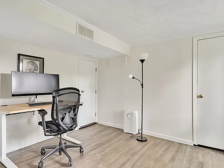 235 Lincoln St — Photo 4