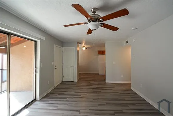 2 bed, 950 sqft, $1,210 — Photo 3