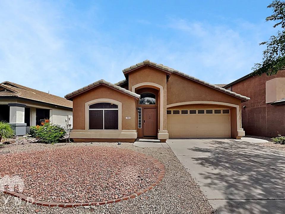 714 E Lovegrass Dr