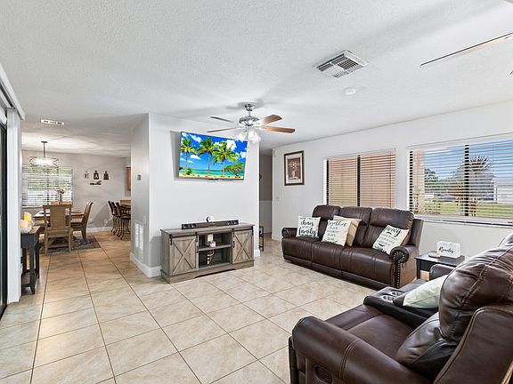 2nd image of 909 SE Bayfront Avenue