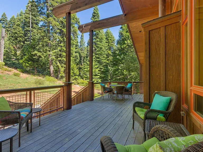 365 Fairway Dr — Photo 2