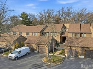 85 Laurel Hollow Ct, Edison, NJ 08820