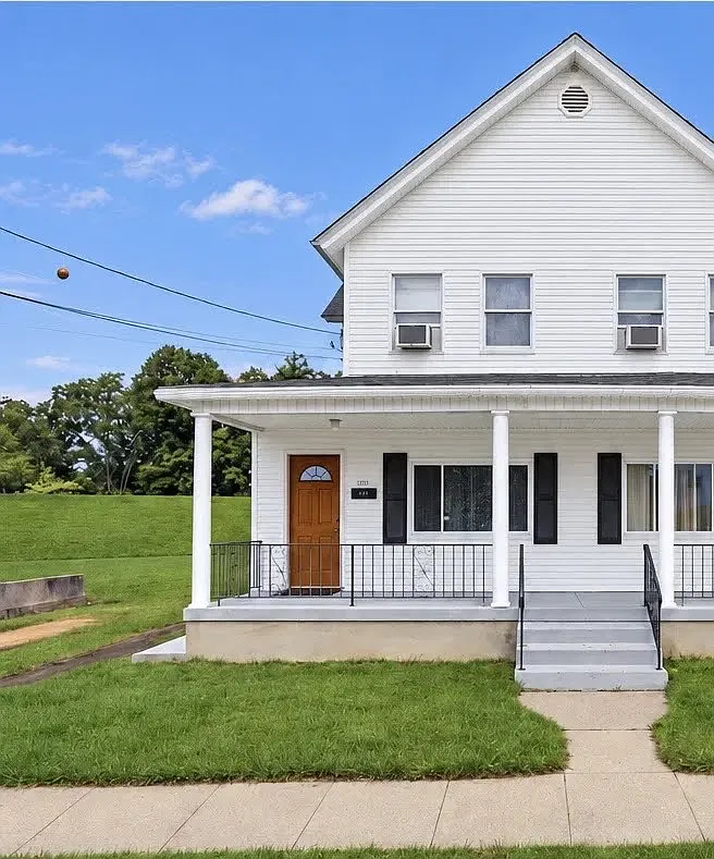 3 bed, 1260 sqft, $1,999 — Photo 3