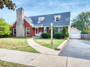 221 E Woodworth Pl, Roselle, IL 60172