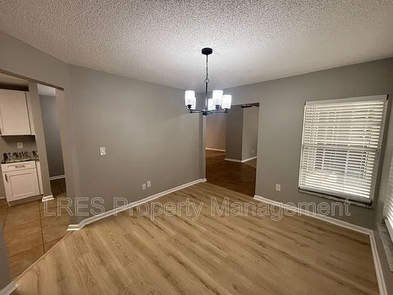 1004 Stout Ct — Photo 10