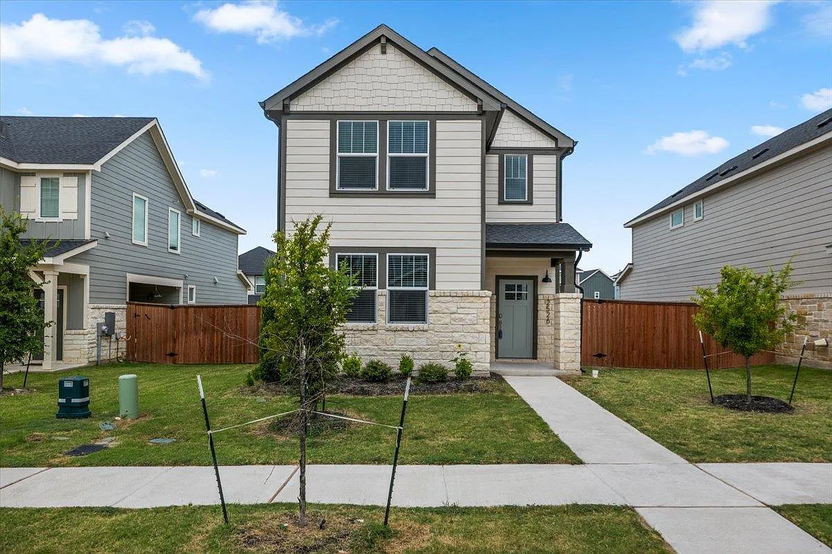 4 bed, 2.5 bath, 2109 sqft, $2,595 — Photo 2