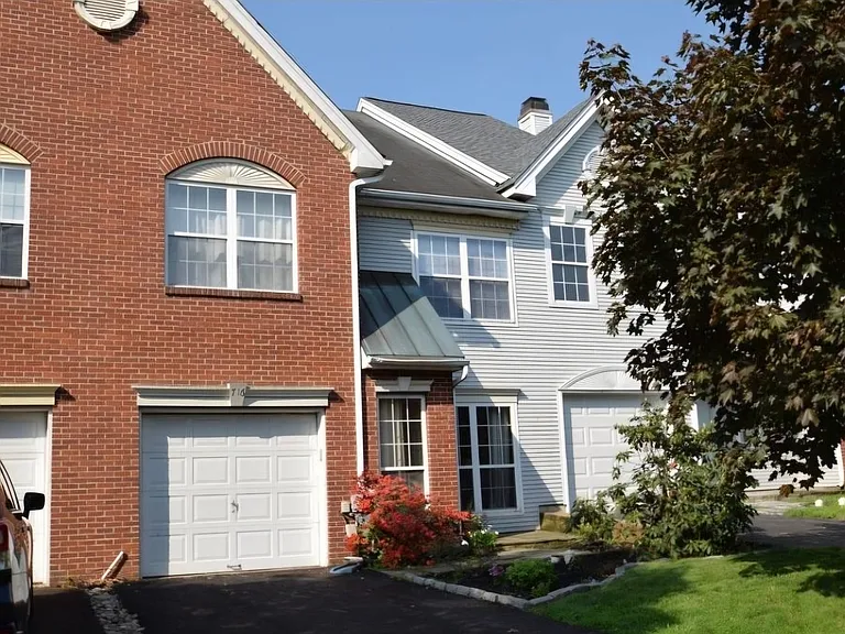 716 Martingale Rd — Photo 1