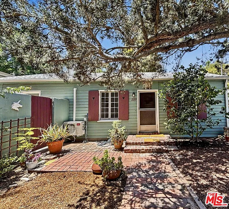 2 bed, 1.0 bath, 988 sqft, $4,500 — Photo 1