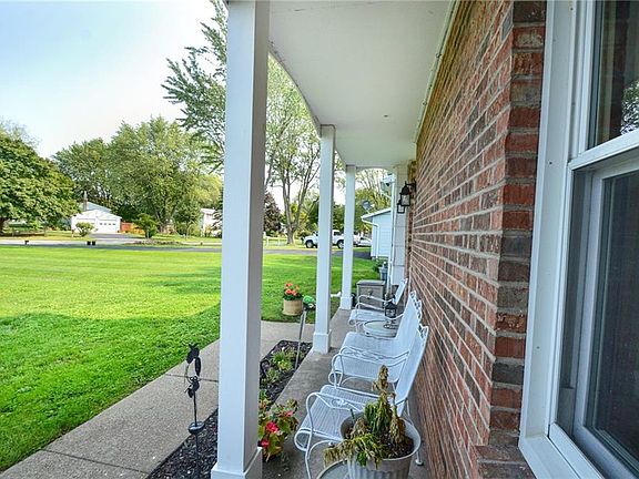 5th image of 92 Rolling Meadow Dr S