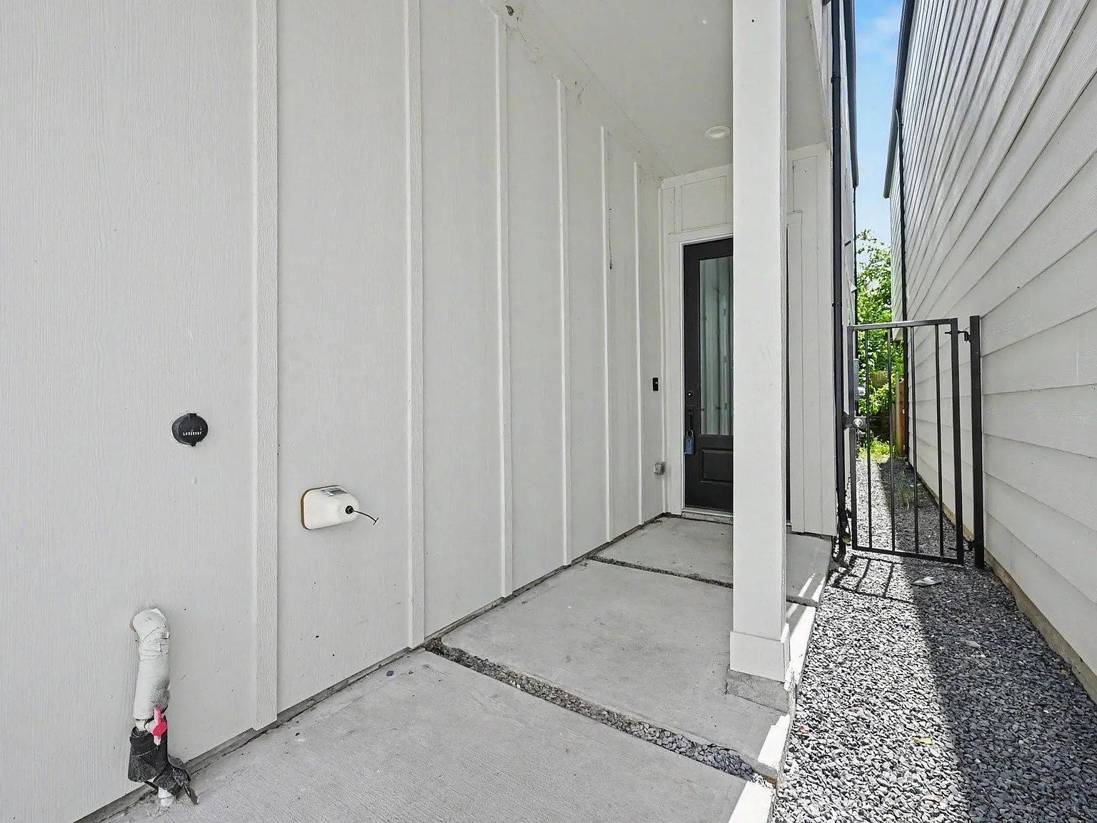 4 bed, 2.5 bath, 1950 sqft, $2,350 — Photo 2