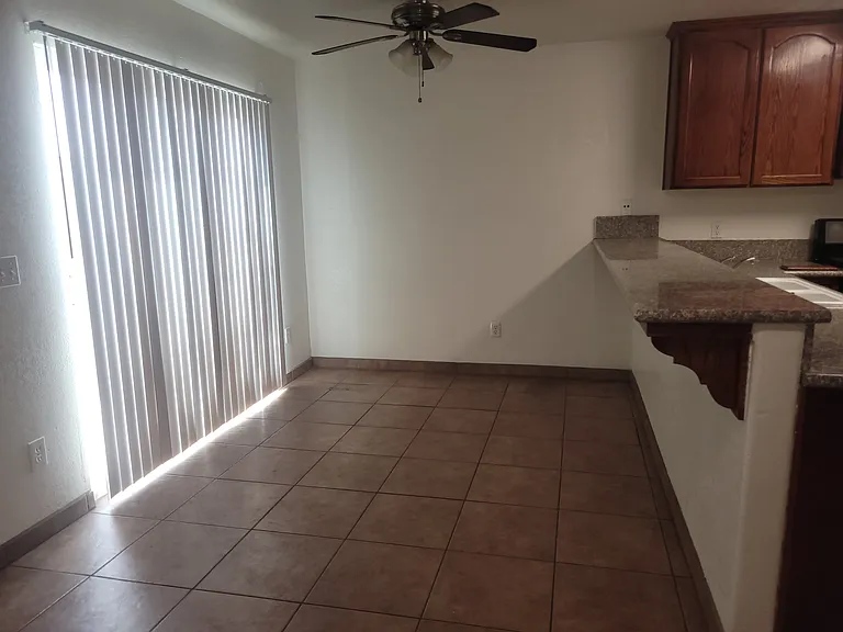 460 Oswell St #460 — Photo 3