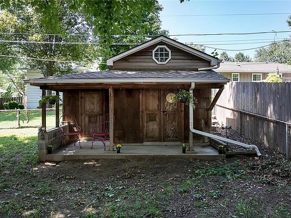This storage shed is screaming to be turned into a she shed!