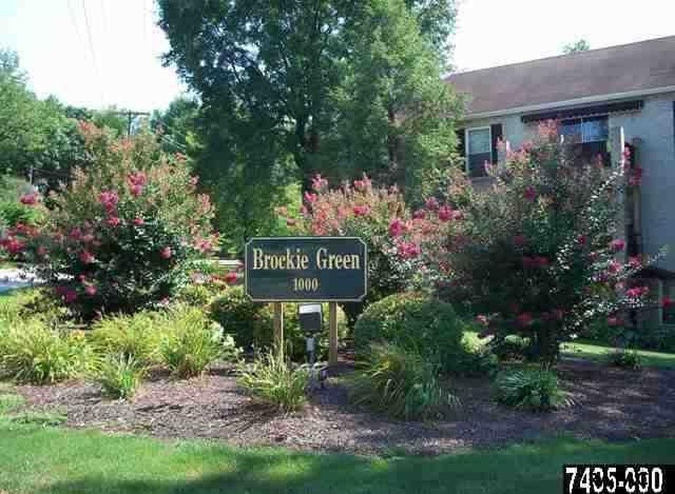 Convenient location close to shopping, restaurants and healt