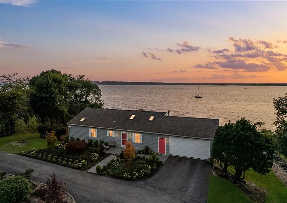 585 Seaside Dr