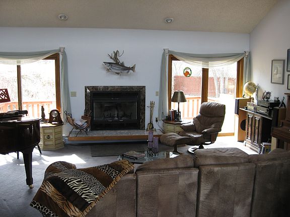 5th image of 65 River Dr